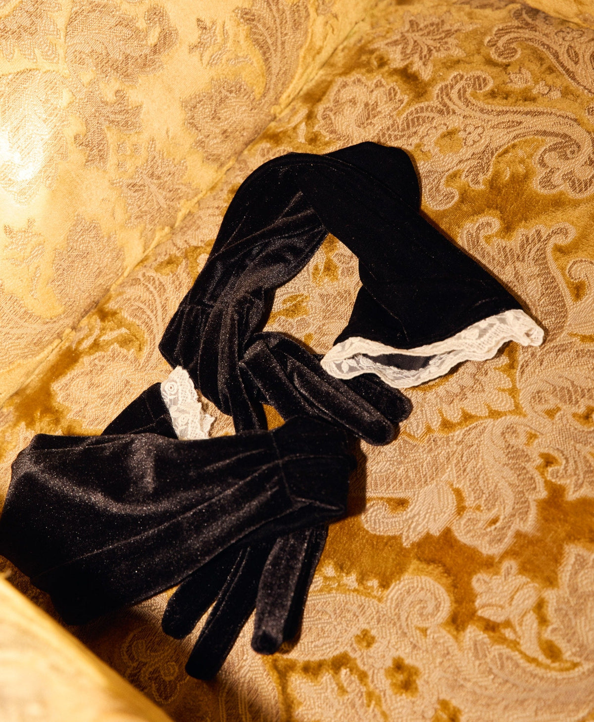 La Vie En Bow Velvet Gloves Black - For Love & Lemons